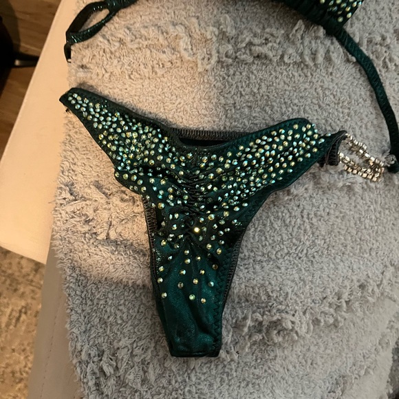 Competition Bikini - Picture 2 of 2